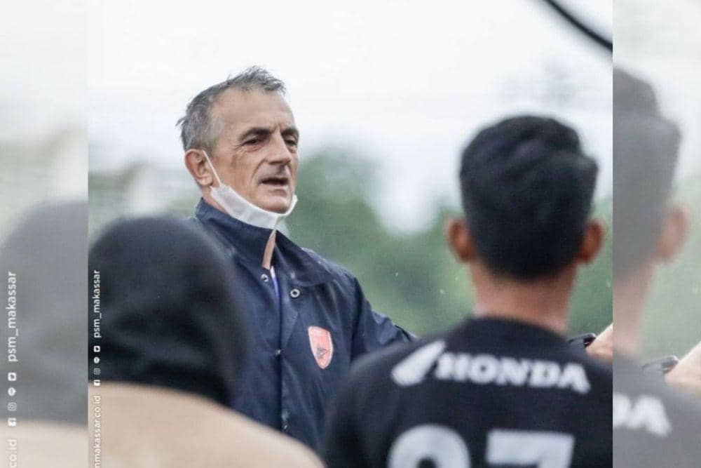 Pelatih PSM Makassar, Milomir Seslija, ketika memimpin sesi latihan di Bosowa Sport Center pada Kamis 14 Oktober 2021. (Instagram.com/psm_makassar)