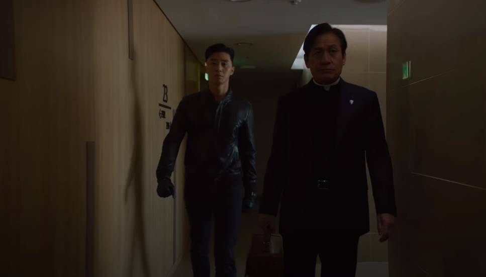 cuplikan Park Seo Joon dalam The Divine Fury (dok. Lotte Entertainment/The Divine Fury)