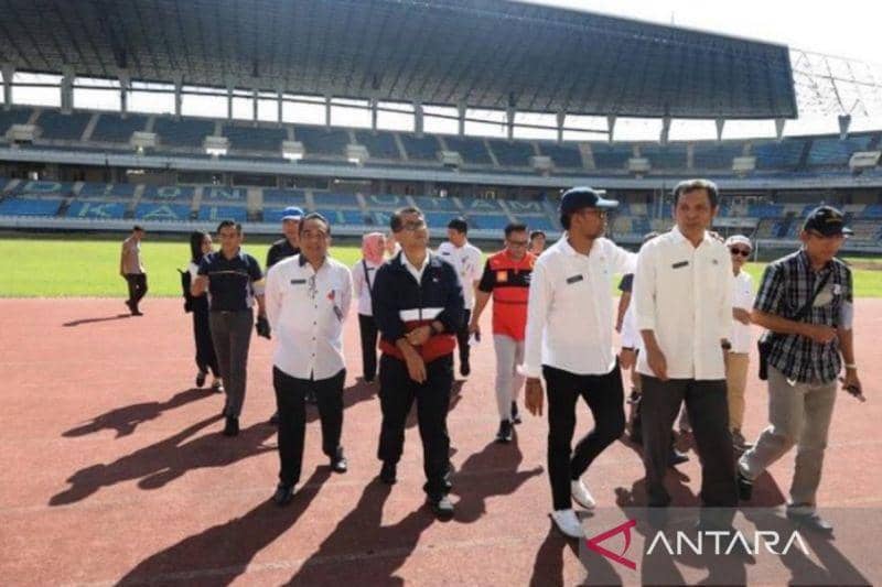 Penjabat Gubernur Kaltim Akmal Malik mengunjungi Stadion Utama Palaran, Rabu (10/01/2024). (ANTARA/HO-Adpim Pemprov Kaltim)