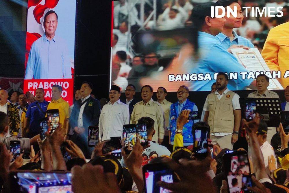 Capres nomor urut dua Prabowo Subianto bersama Ketum PAN Zulkifli Hasan dan Ketum PBB Yusril Ihza Mahendra dalam acara Konsolidasi Relawan di Bangka Belitung (11/1/2024) (IDN Times/Yosafat Diva Bayu Wisesa)