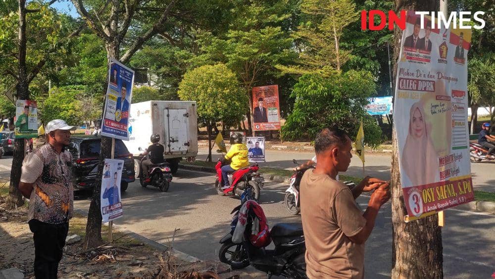 Penertiban alat peraga kampanye peserta pemilu yang dipasang tidak sesuai aturan dan zonasi di Kota Banda Aceh, Aceh. (IDN Times/Mhd Saifullah)
