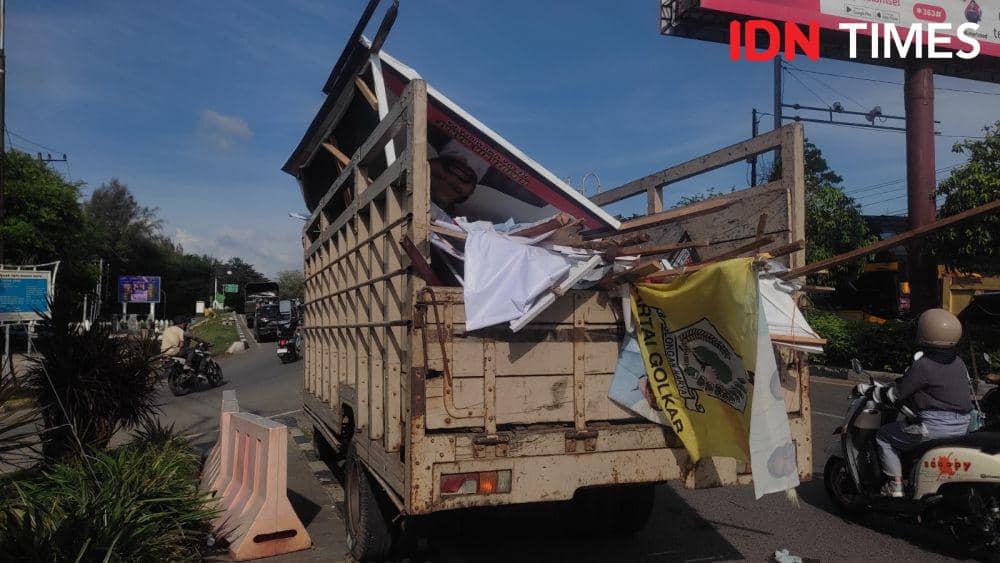 Penertiban alat peraga kampanye peserta pemilu yang dipasang tidak sesuai aturan dan zonasi di Kota Banda Aceh, Aceh. (IDN Times/Mhd Saifullah)