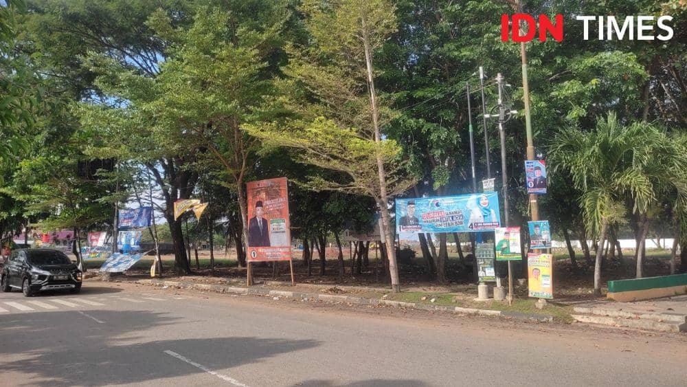 Alat peraga kampanye dipasang di Taman Ratu Safiatuddin, Kota Banda Aceh, Aceh. (IDN Times/Mhd Saifullah)