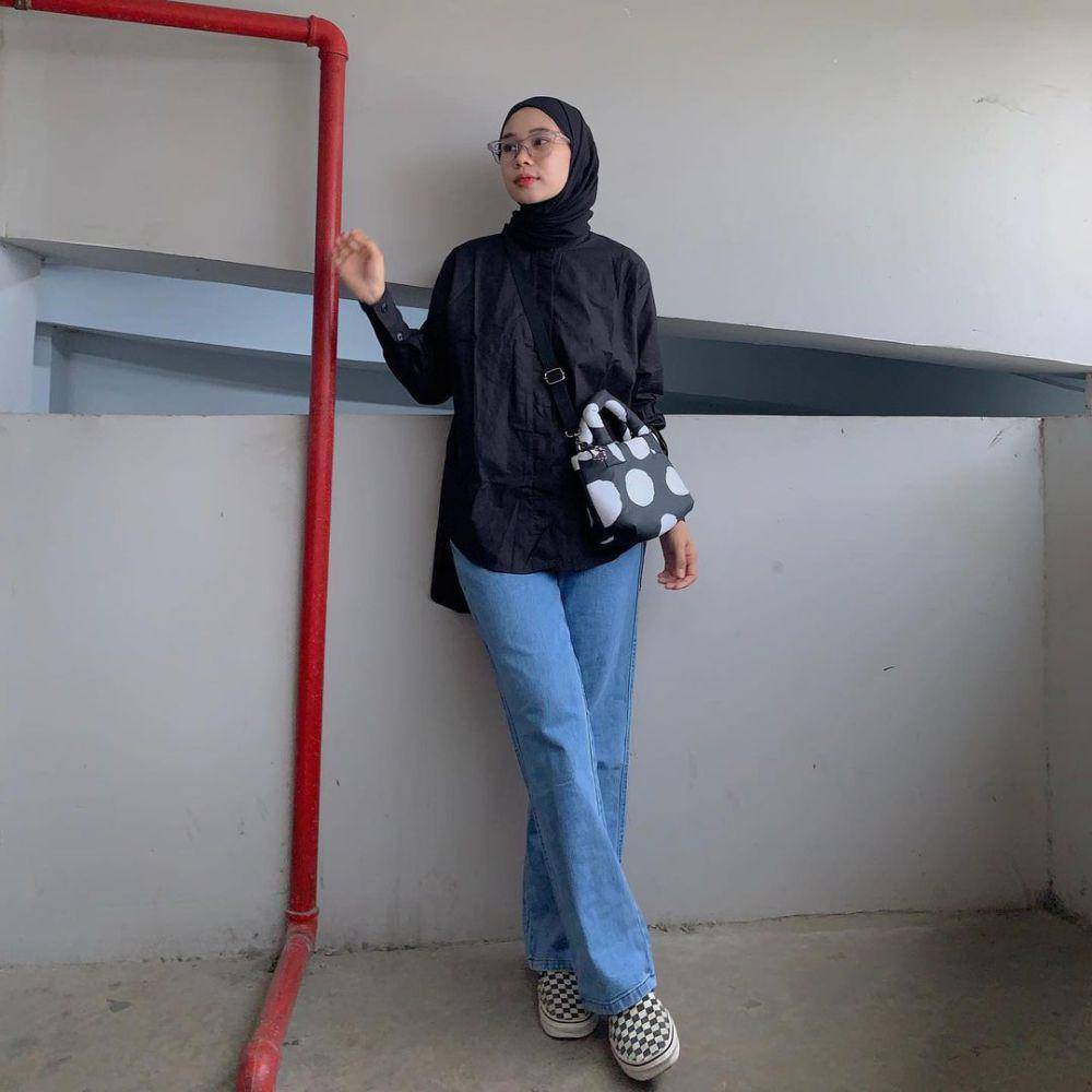 ide mix and match checkerboard sneakers ala Fitri Hasiani (instagram.com/_kakpit)