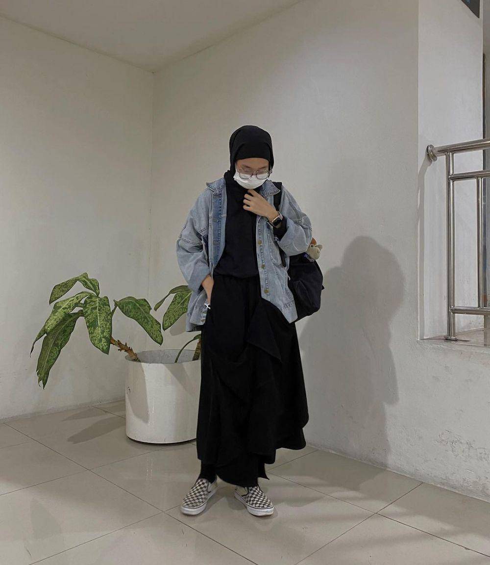 ide mix and match checkerboard sneakers ala Fitri Hasiani (instagram.com/_kakpit)