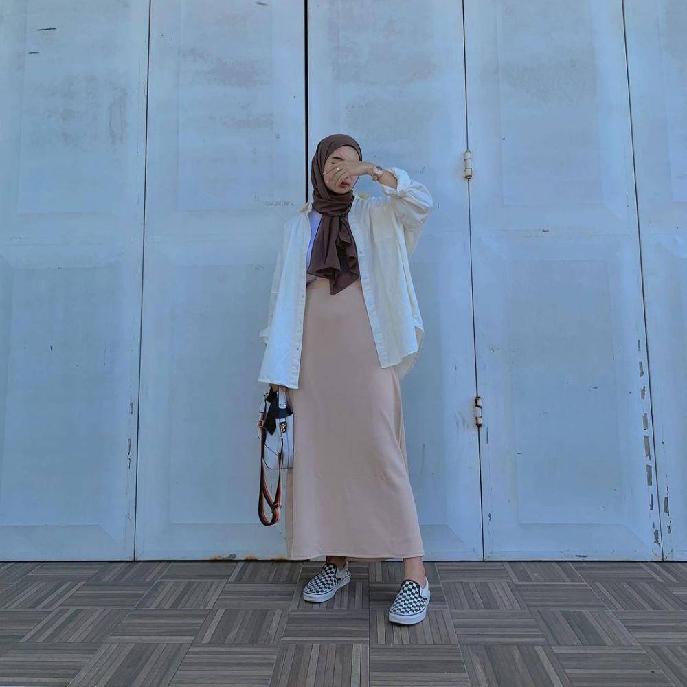 ide mix and match checkerboard sneakers ala Fitri Hasiani (instagram.com/_kakpit)