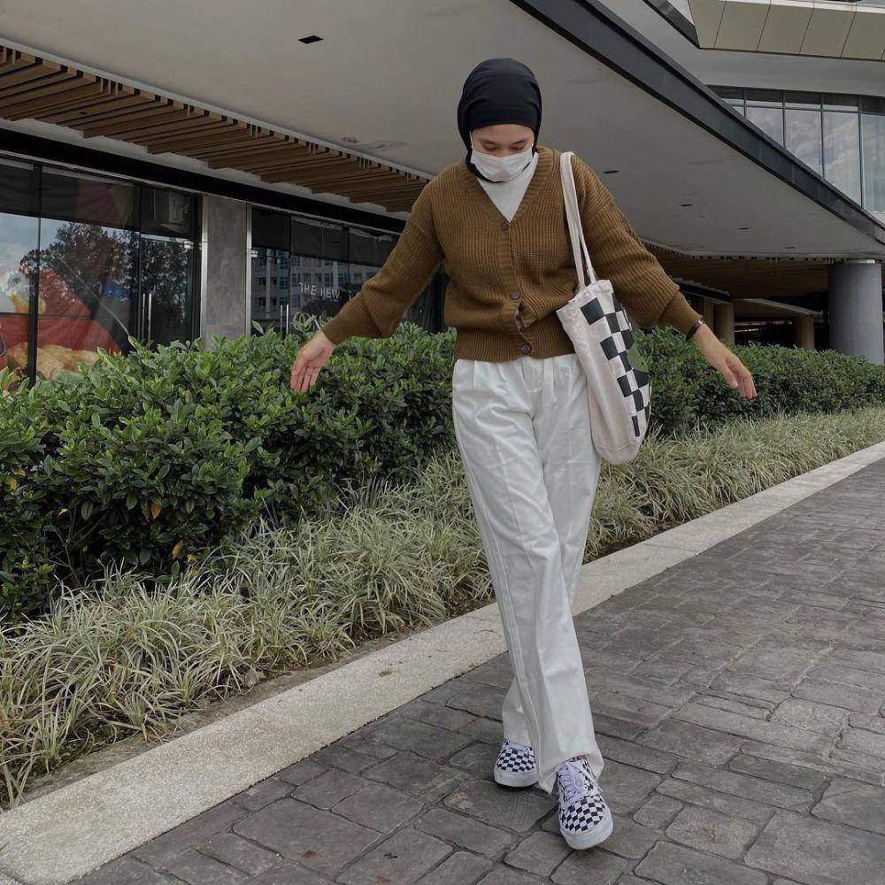 ide mix and match checkerboard sneakers ala Fitri Hasiani (instagram.com/_kakpit)