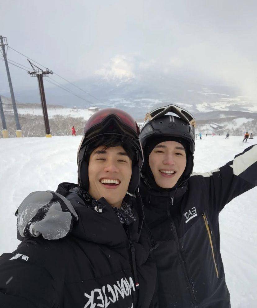 potret Tay Tawan dan New Thitipoom main ski di Jepang (instagram.com/tawan_v)