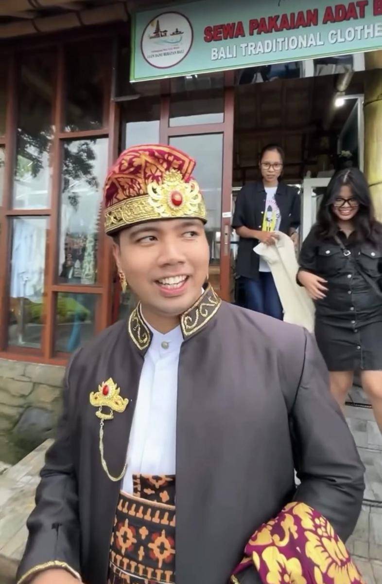 potret Frans Faisal pakai baju adat Bali (Instagram.com/fransfaisal_)