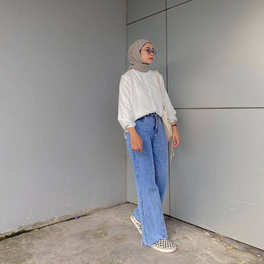 ide mix and match checkerboard sneakers ala Fitri Hasiani (instagram.com/_kakpit)
