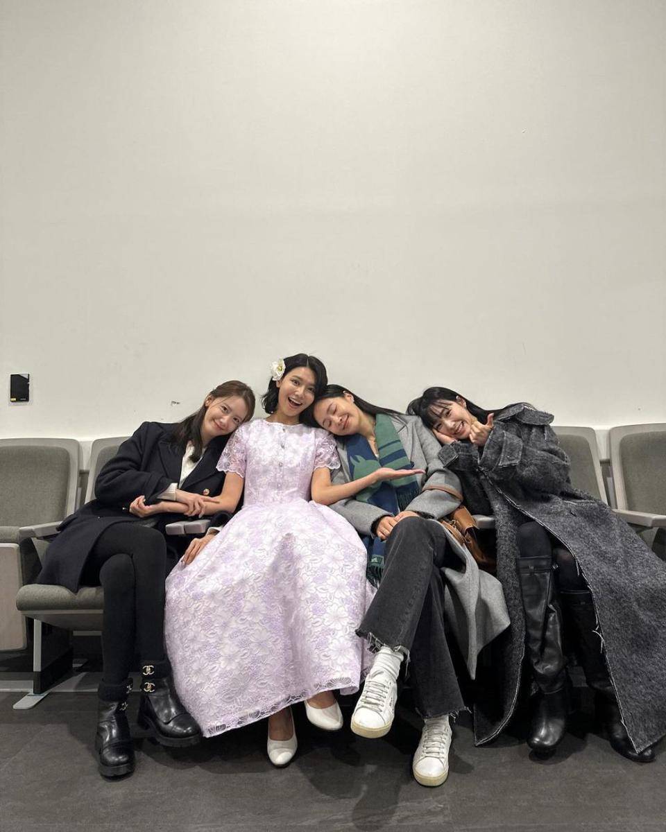 momen member SNSD hadir beri dukungan di teater perdana Sooyoung (instagram.com/tiffanyyoungofficial)