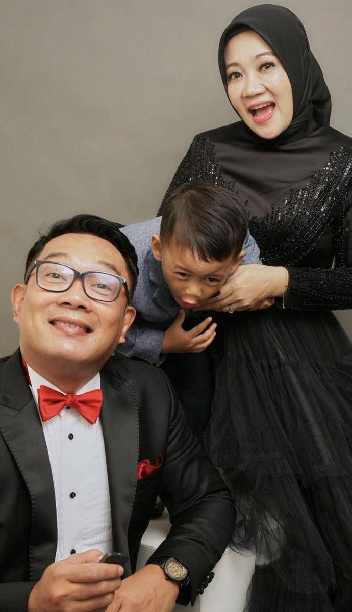 potret self selfie keluarga Ridwan Kamil di studio foto (Instagram.com/ridwankamil)