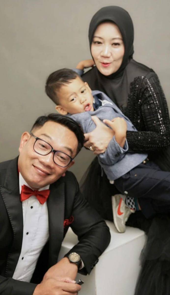 potret self selfie keluarga Ridwan Kamil di studio foto (Instagram.com/ridwankamil)