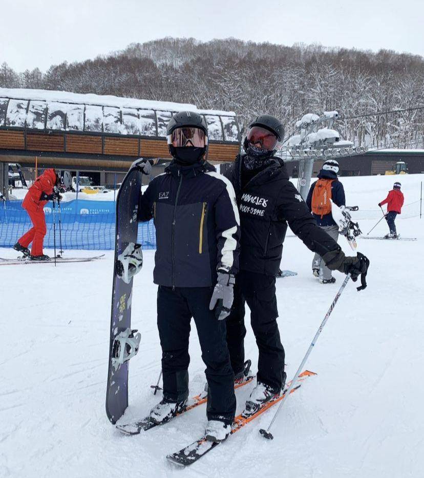 potret Tay Tawan dan New Thitipoom main ski di Jepang (instagram.com/tawan_v)