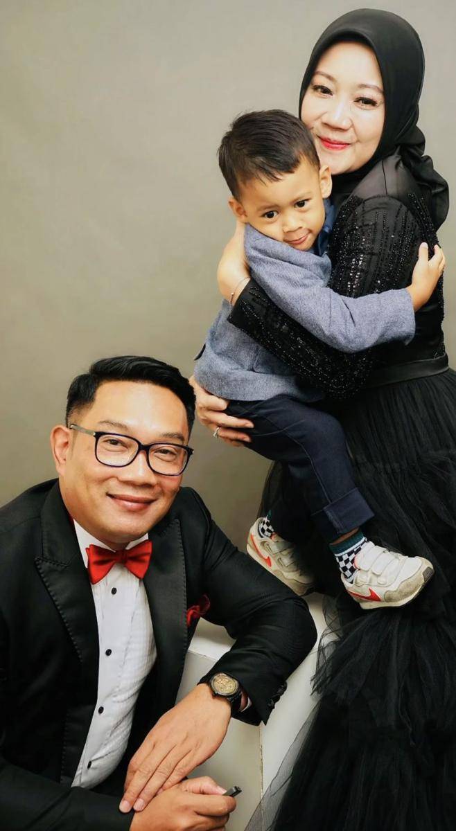 potret self selfie keluarga Ridwan Kamil di studio foto (Instagram.com/ridwankamil)