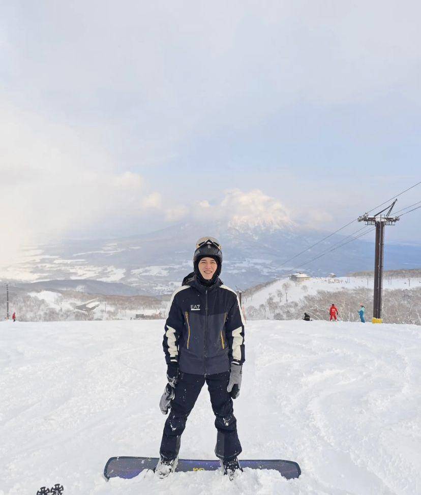 potret Tay Tawan dan New Thitipoom main ski di Jepang (instagram.com/newwiee)