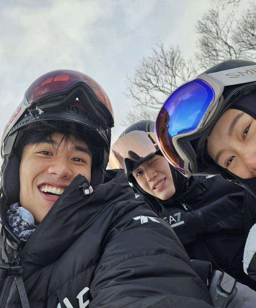 potret Tay Tawan dan New Thitipoom main ski di Jepang (instagram.com/tawan_v)