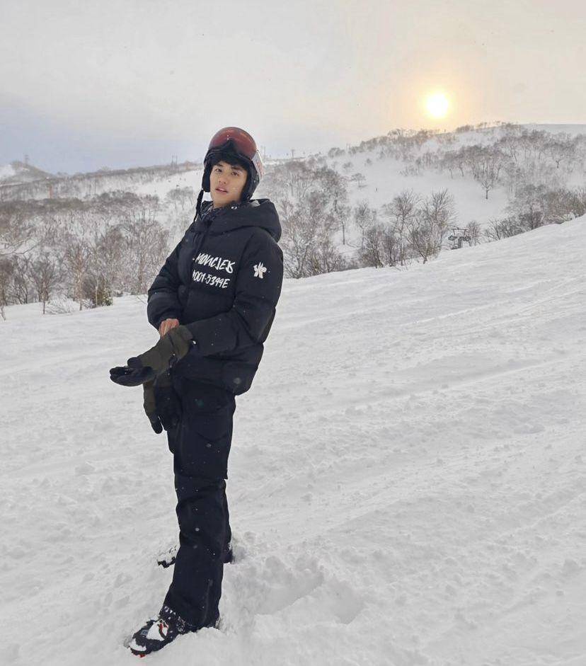 potret Tay Tawan dan New Thitipoom main ski di Jepang (instagram.com/tawan_v)