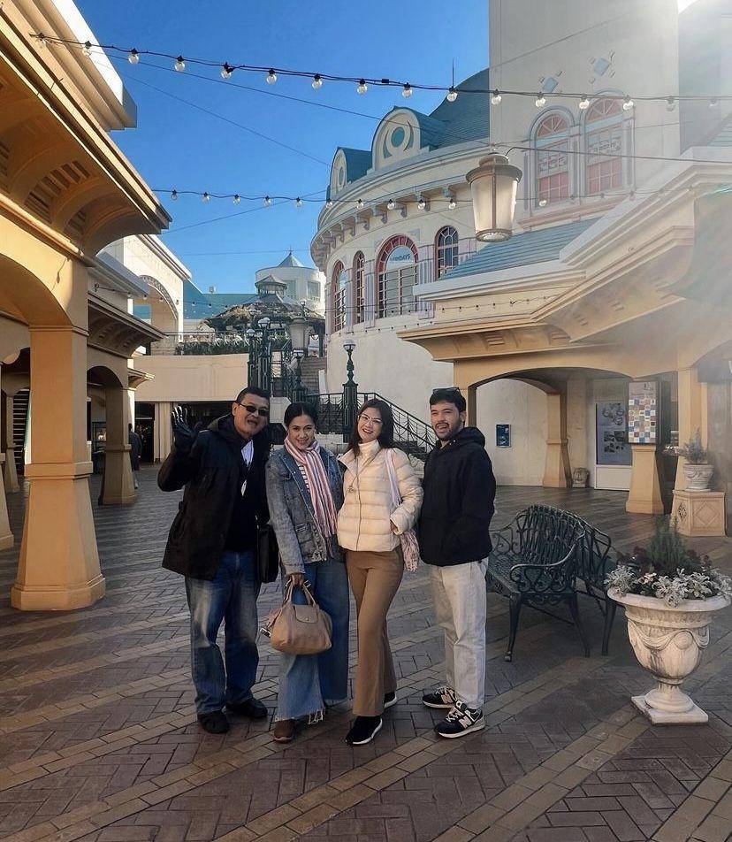 momen Hana Saraswati dan keluarga ke Tokyo DisneySea (instagram.com/hanahaho)