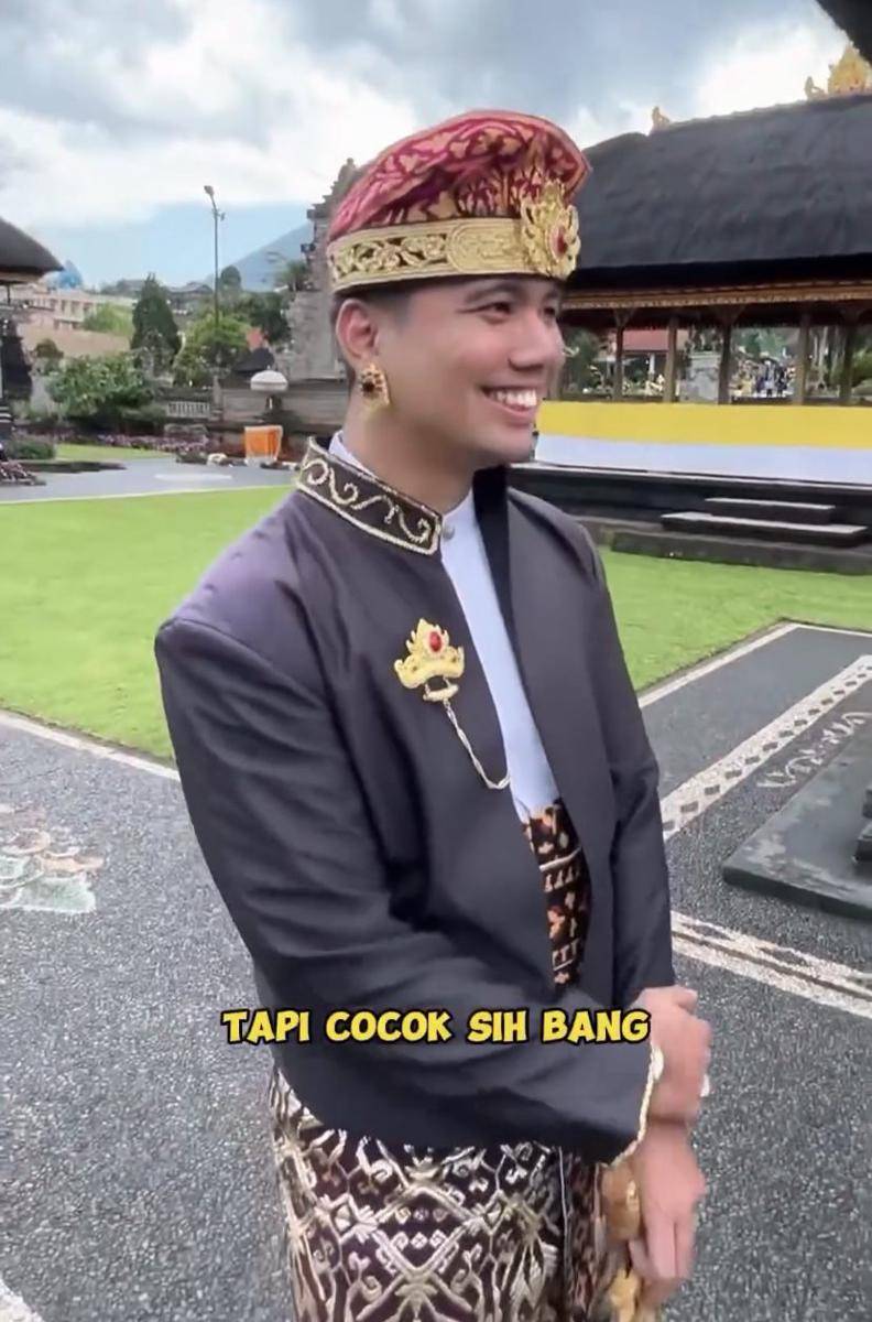potret Frans Faisal pakai baju adat Bali (Instagram.com/fransfaisal_)