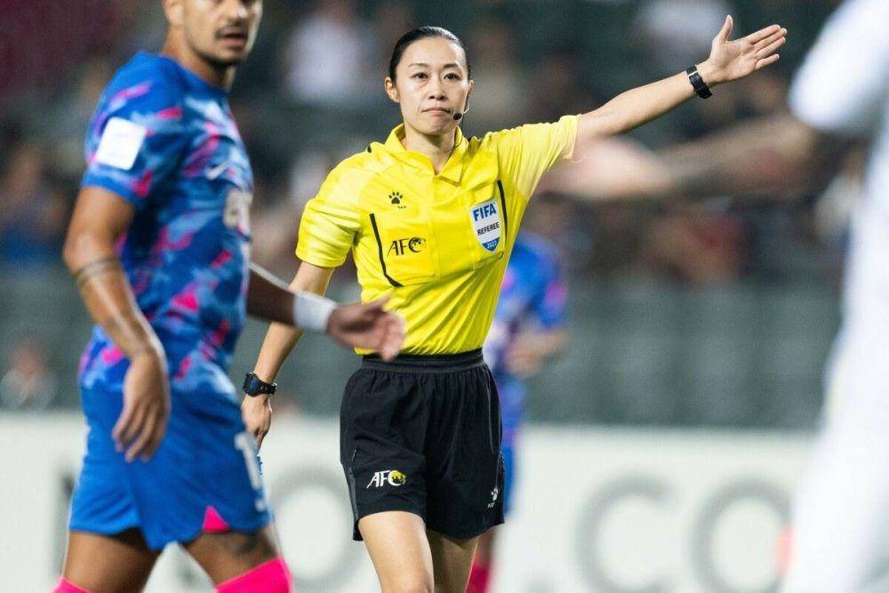 Yoshimi Yamashita wasit wanita pertama di Piala Asia. (the-afc.com).