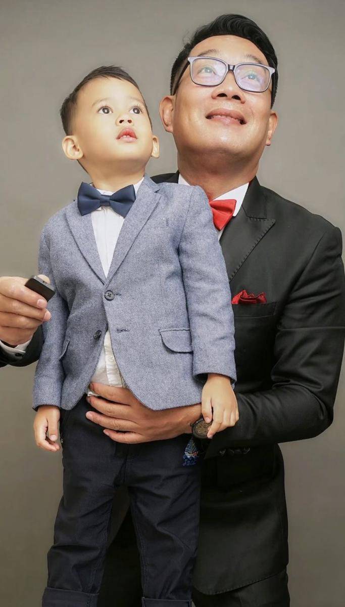 potret self selfie keluarga Ridwan Kamil di studio foto (Instagram.com/ridwankamil)