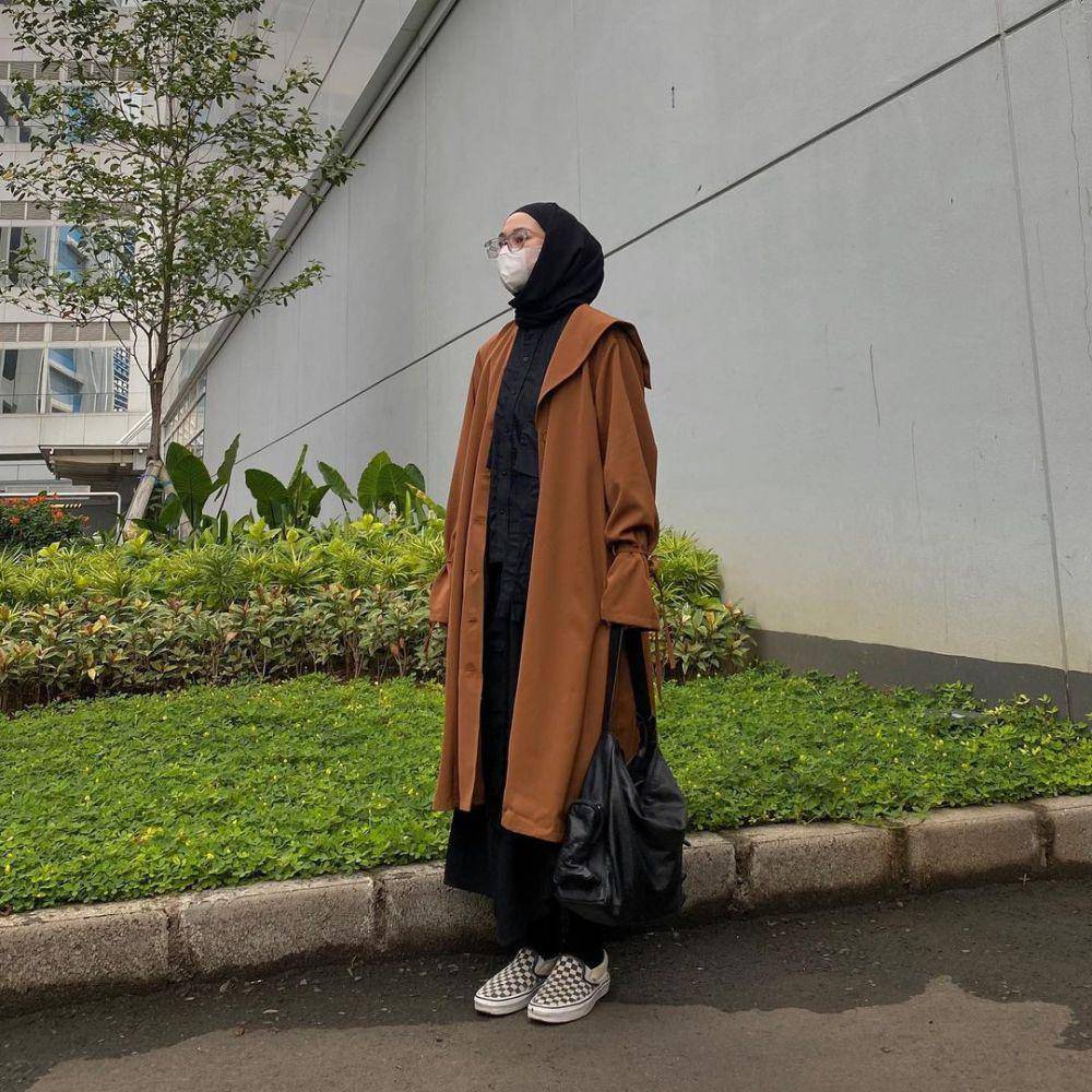 ide mix and match checkerboard sneakers ala Fitri Hasiani (instagram.com/_kakpit)