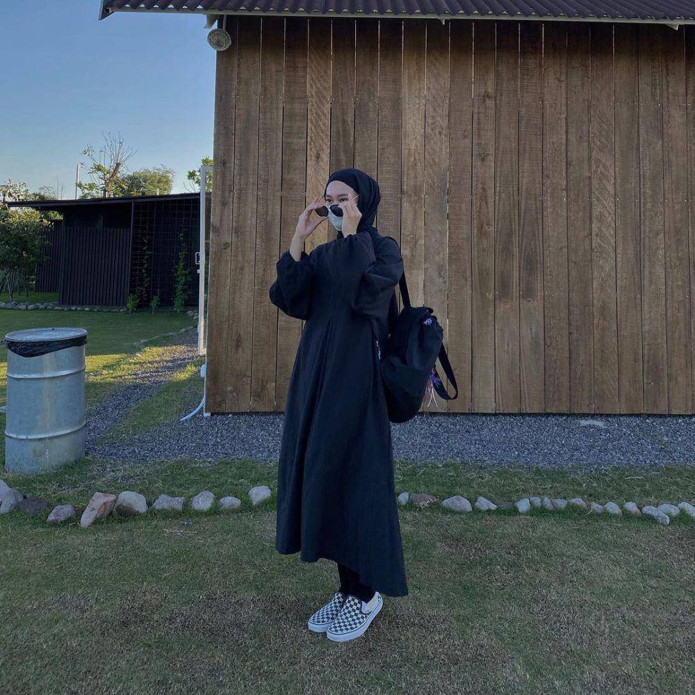 ide mix and match checkerboard sneakers ala Fitri Hasiani (instagram.com/_kakpit)