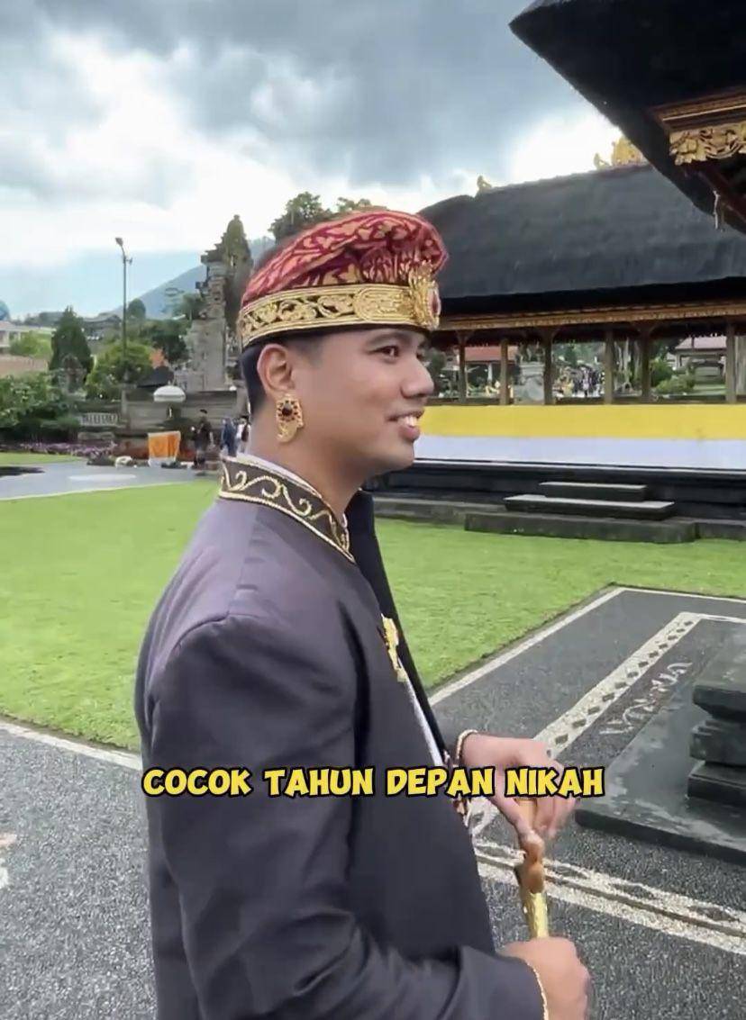potret Frans Faisal pakai baju adat Bali (Instagram.com/fransfaisal_)