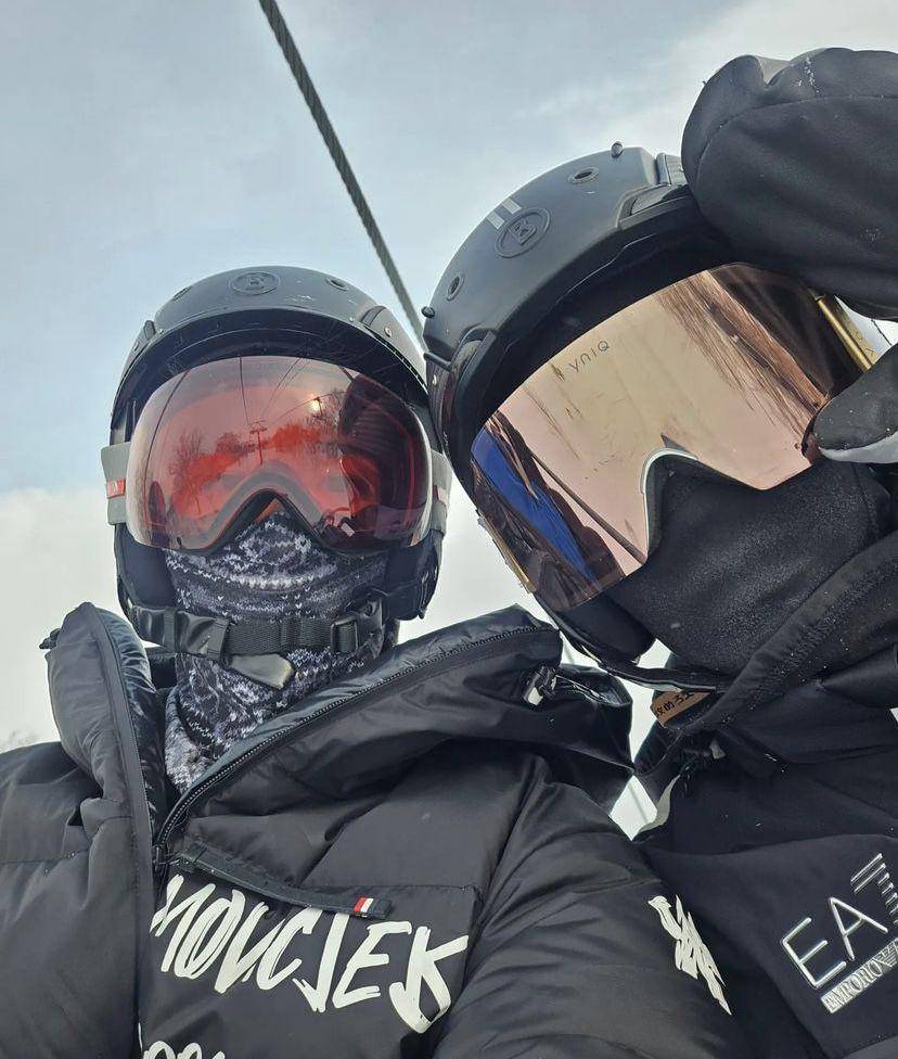 potret Tay Tawan dan New Thitipoom main ski di Jepang (instagram.com/newwiee)