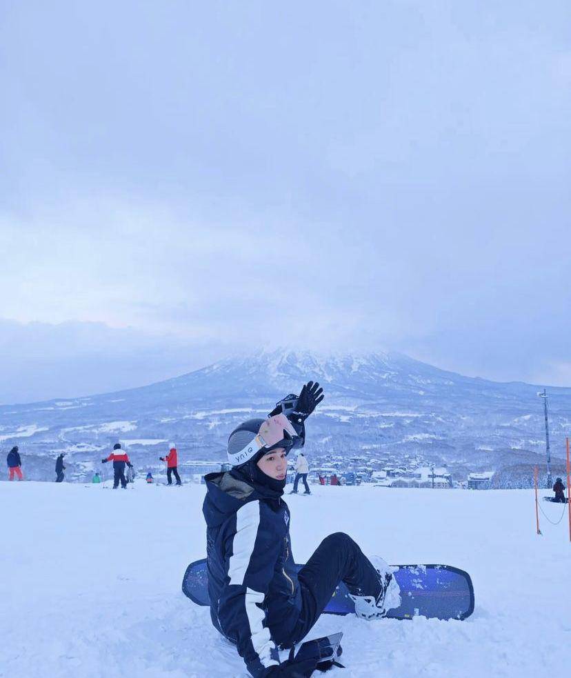 potret Tay Tawan dan New Thitipoom main ski di Jepang (instagram.com/newwiee)