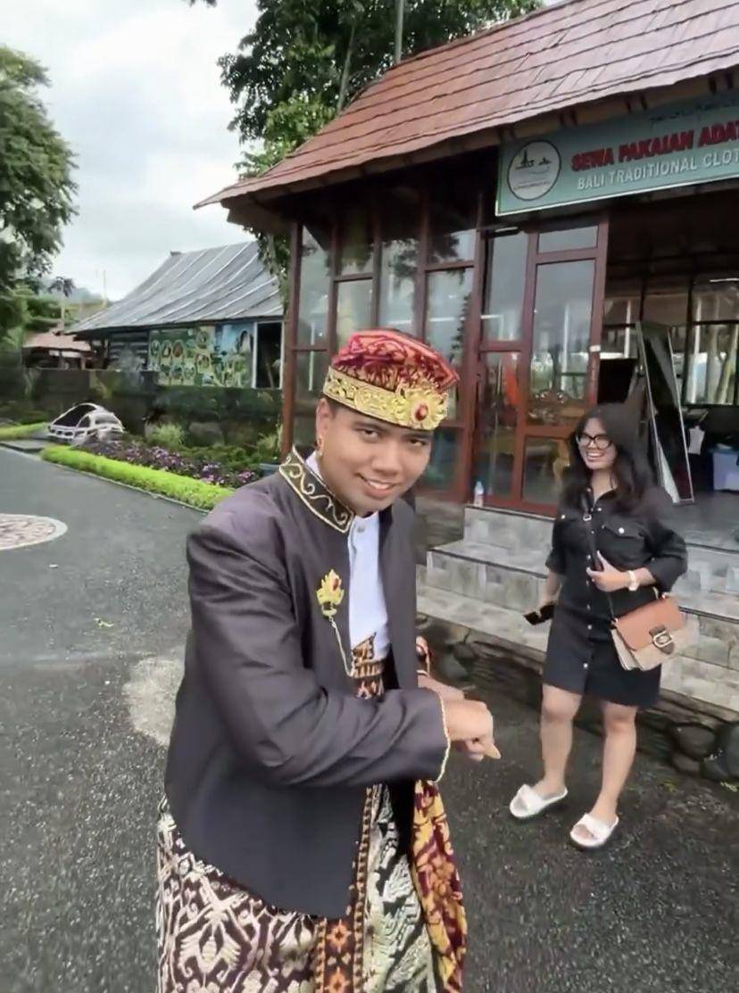 potret Frans Faisal pakai baju adat Bali (Instagram.com/fransfaisal_)