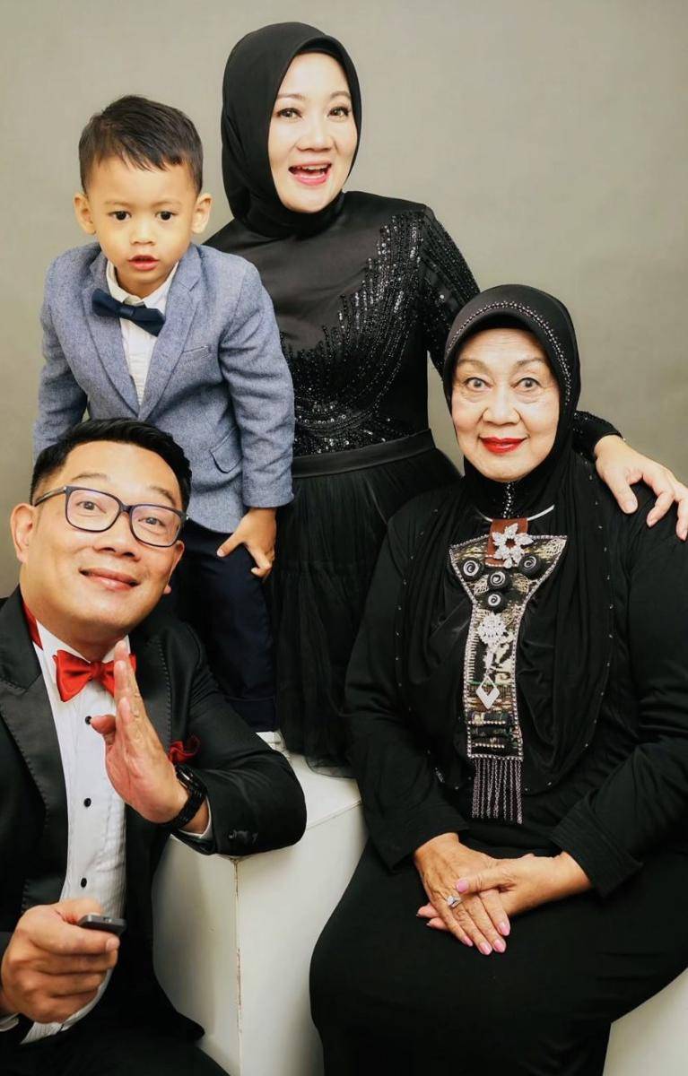 potret self selfie keluarga Ridwan Kamil di studio foto (Instagram.com/ridwankamil)