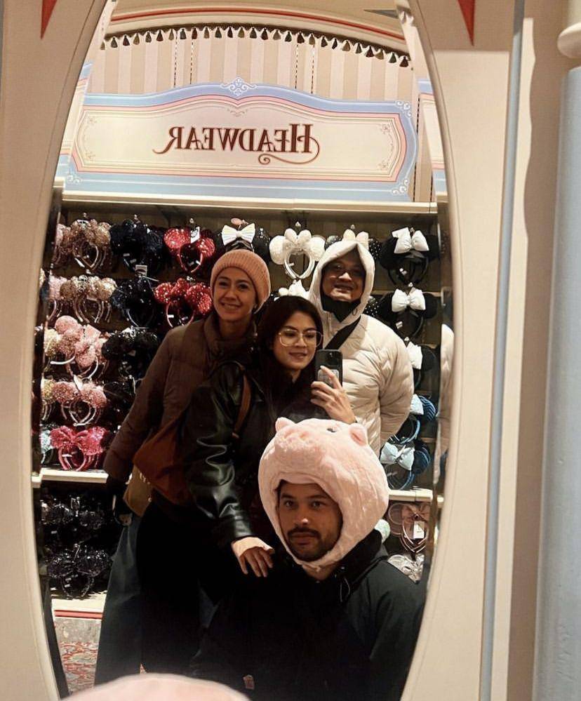 momen Hana Saraswati dan keluarga ke Disneyland Tokyo (instagram.com/hanahaho)