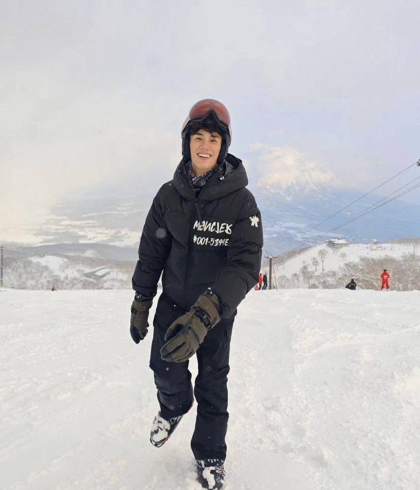 potret Tay Tawan dan New Thitipoom main ski di Jepang (instagram.com/tawan_v)