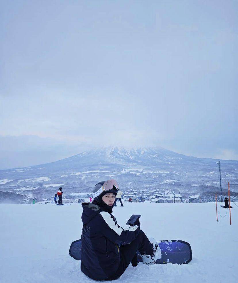 potret Tay Tawan dan New Thitipoom main ski di Jepang (instagram.com/newwiee)