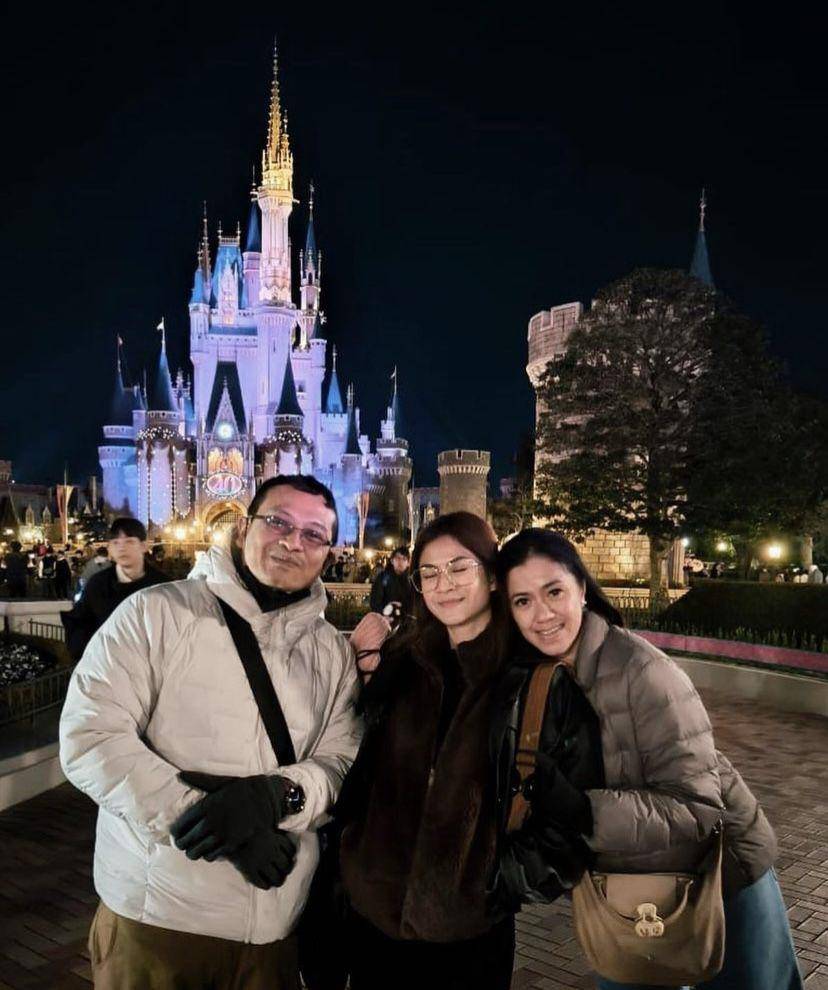 momen Hana Saraswati dan keluarga ke Disneyland Tokyo (instagram.com/hanahaho)