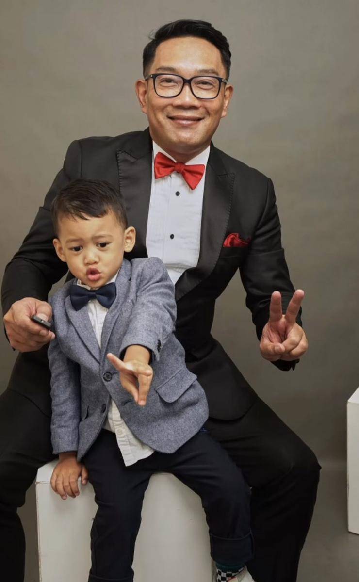 potret self selfie keluarga Ridwan Kamil di studio foto (Instagram.com/ridwankamil)