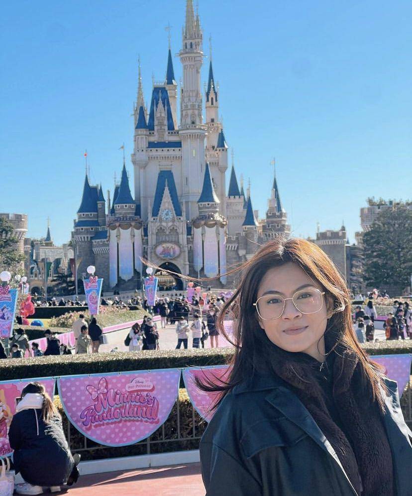 momen Hana Saraswati dan keluarga ke Disneyland Tokyo (instagram.com/hanahaho)