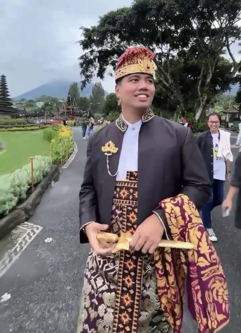 potret Frans Faisal pakai baju adat Bali (Instagram.com/fransfaisal_)