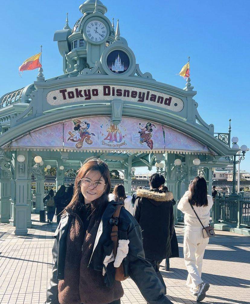 momen Hana Saraswati dan keluarga ke Disneyland Tokyo (instagram.com/hanahaho)