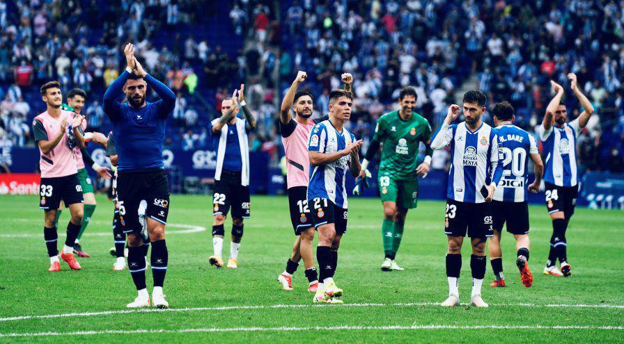 Espanyol merayakan kemenangan di LaLiga 2021/2022. (twitter.com/RCDEspanyol)