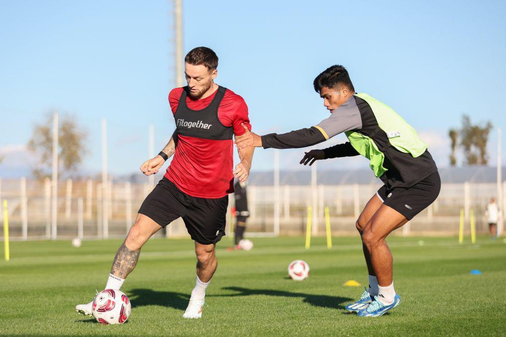 Pemain Timnas Indonesia yakni Marc Klok (kiri) dan Ramadhan Sananta (kanan) dalam sesi latihan di Antalya, Turki, 27 Desember 2024. (Dok. PSSI.org)