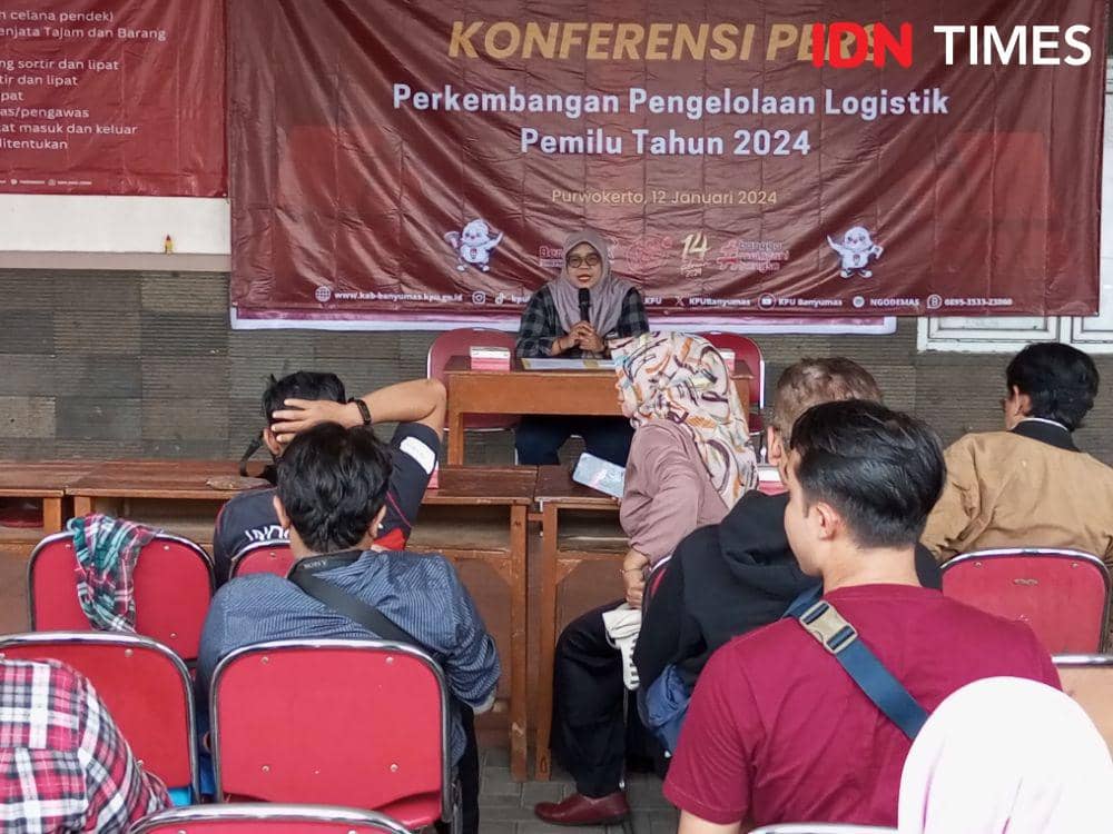 Ketua KPU Kabupaten Banyumas Rofingatun Khasanah saat menyampaikan progres pelipatan surat suara, Jumat (12/1/2024).(IDN Times/Cokie Sutrisno).