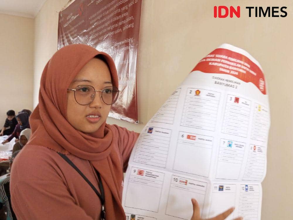 Salah satu petugas saat menunjukan surat suara yang akan dilipat, Jumat(12/1/2024).(IDN Times/Cokie Sutrisno).