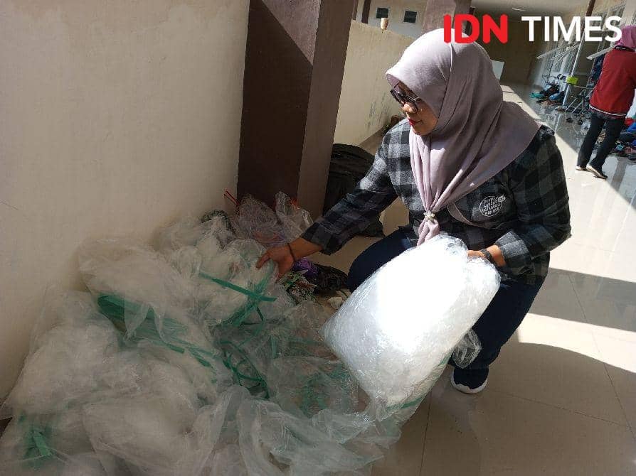 Ketua KPU Kabupaten Banyumas Rofingatun Khasanah saat menunjukan limbah plastik bekas pembungkus surat suara, Jumat (12/1/2024).(IDN Times/Cokie Sutrisno).