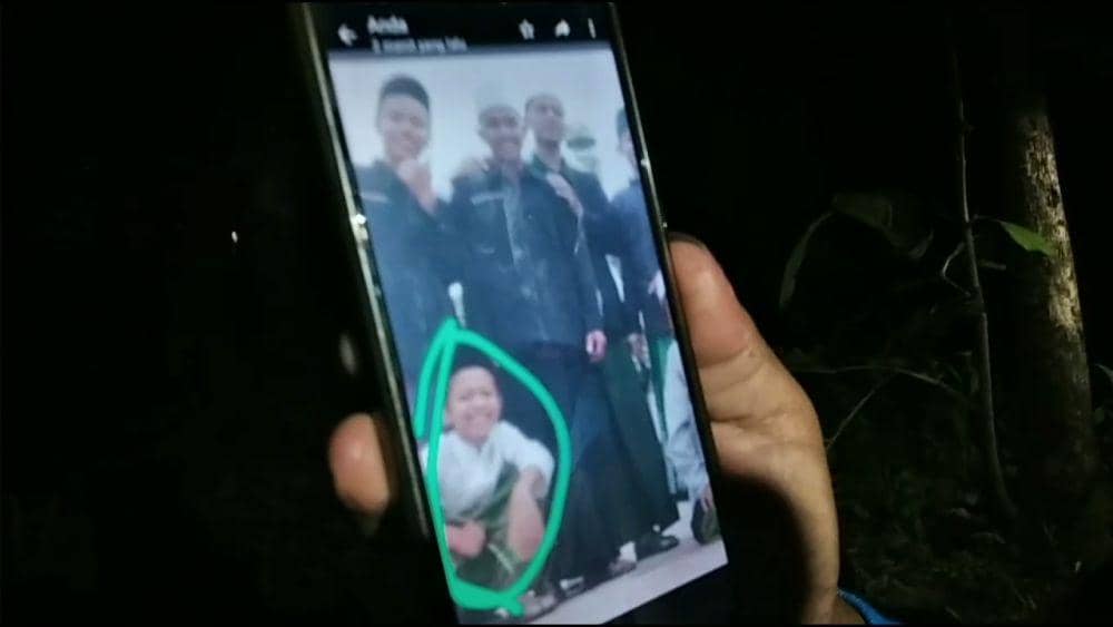 Foto dilingkari santri tengelam di Bengawan Madiun. IDN Times/ Riyanto