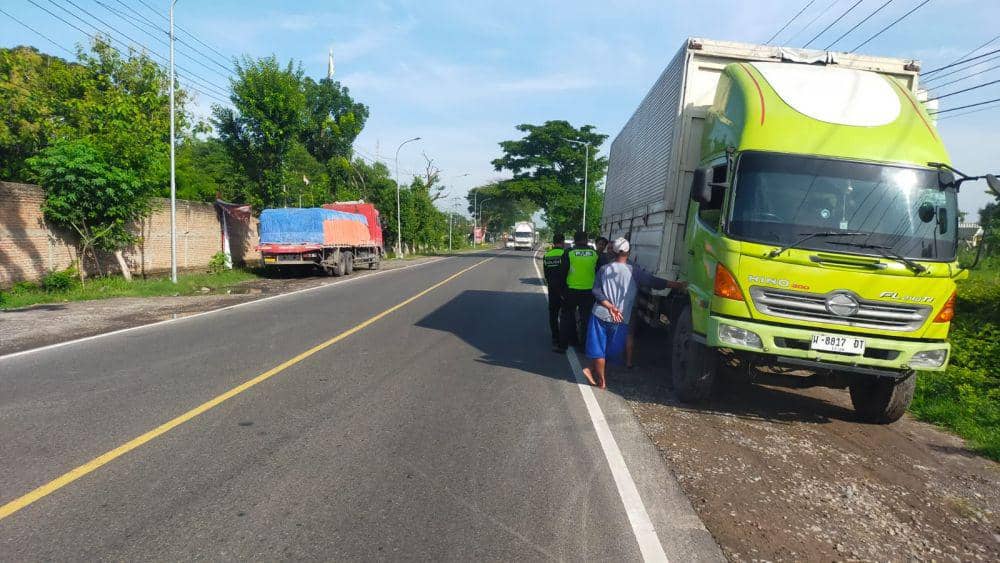 2 Pemuda Asal Malang Tewas Tabrak Truk Parkir di Madiun