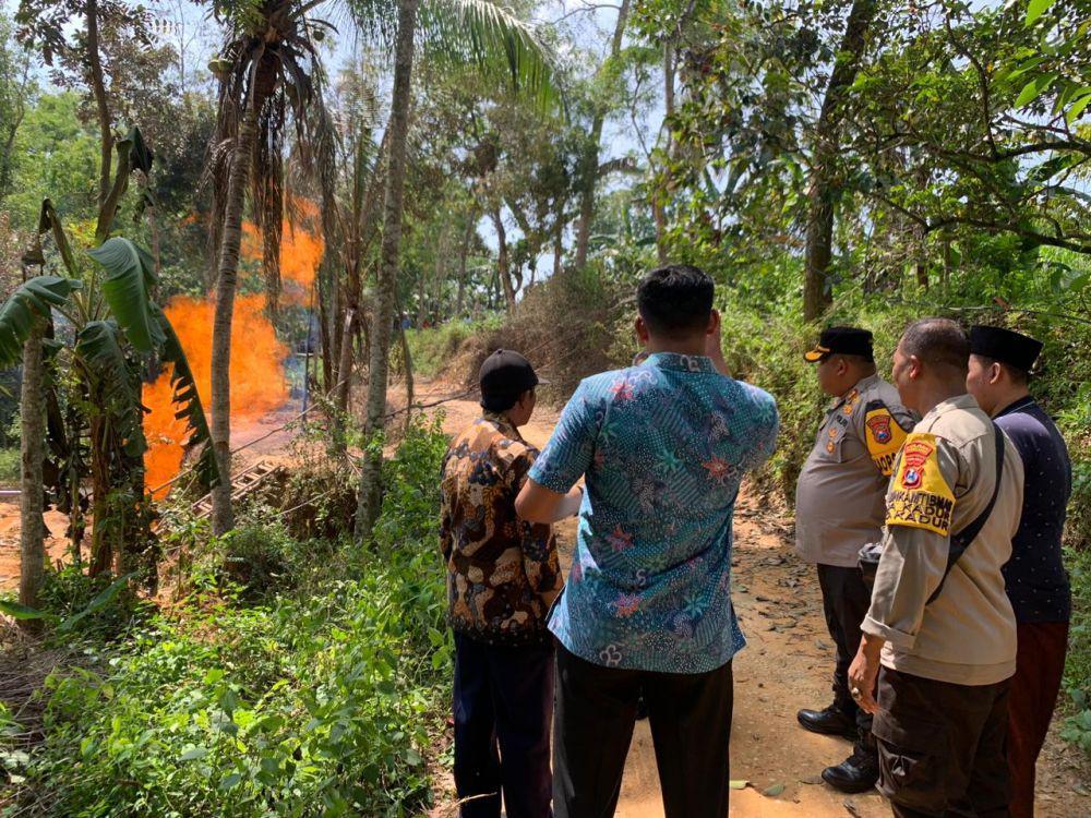 Galian Sumur Warga Pamekasan Keluarkan Semburan Api