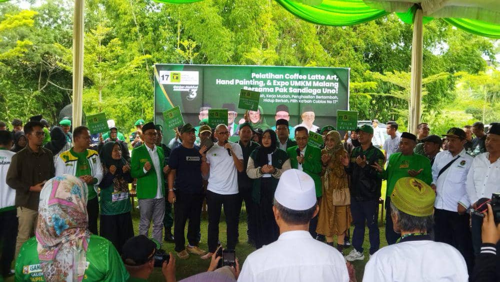 Sandiaga Uno saat berkunjung ke NK Cafe. (IDN Times/Rizal Adhi Pratama)